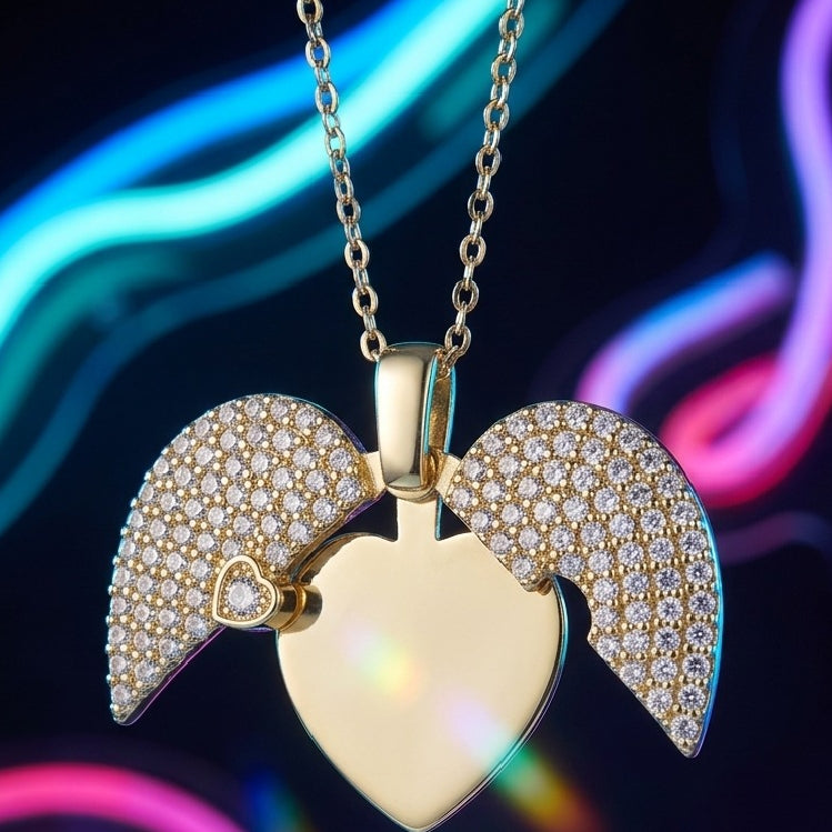 Gold Heart Necklace Close Up - قلادة ذهبية قلب تفصيل