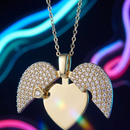 Gold Heart Necklace Close Up - قلادة ذهبية قلب تفصيل